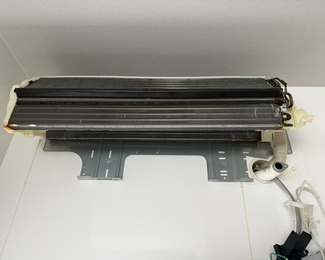 背抜き分解されたエアコン